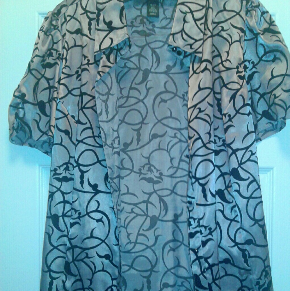Woman's button down blouse - Picture 2 of 3